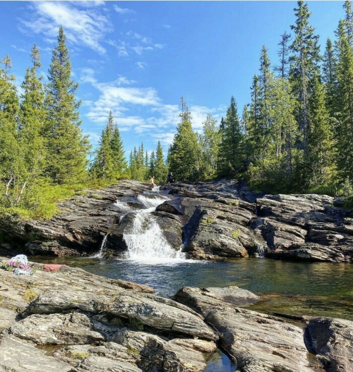 Ullåns naturliga – och kalla – äventyrsbad med rutschkanor och bubblor är en av Petters sommarfavoriter. Äventyrsbad i Ullån, Jämtland.