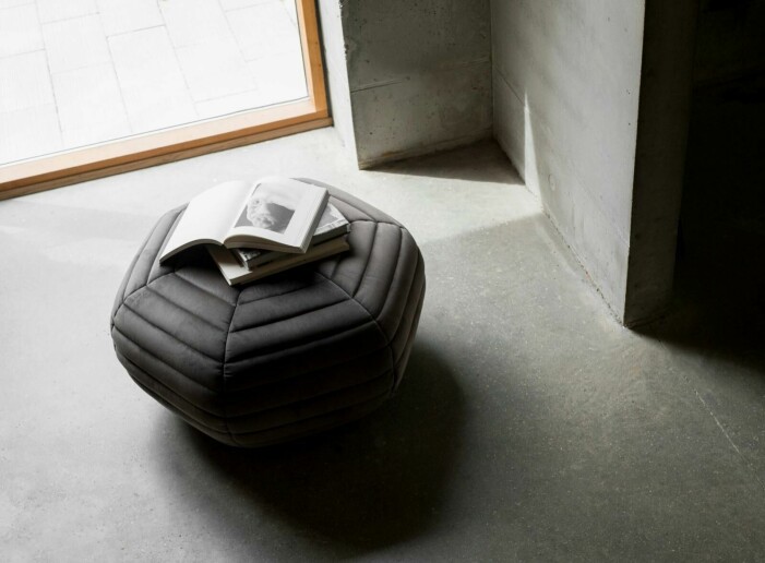 Sober kontrast med sittpuffen <span class=" italic" data-lab-italic_desktop="italic">Poppy</span>. Så skapar du ett avkopplande sovrum, sittpuff