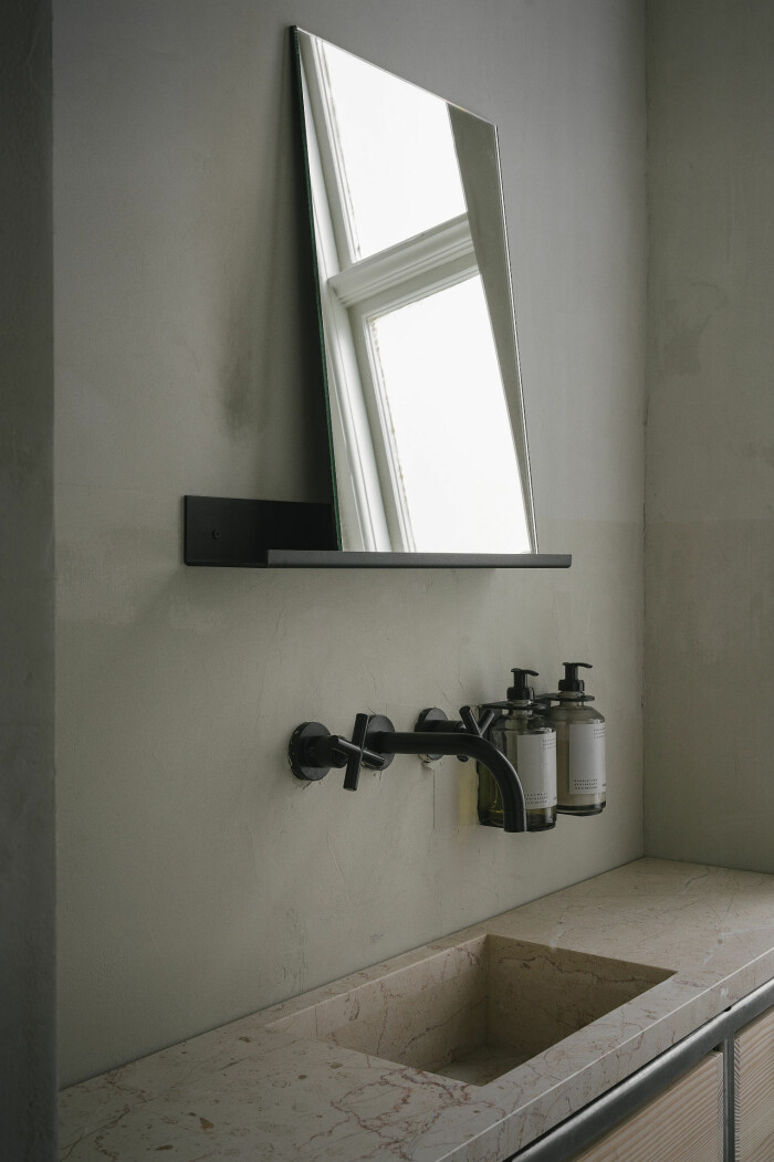 Stilrent och avskalat i Framas showroom i Köpenhamn. Foto: Frama avskalat badrum hos frama copenhagen