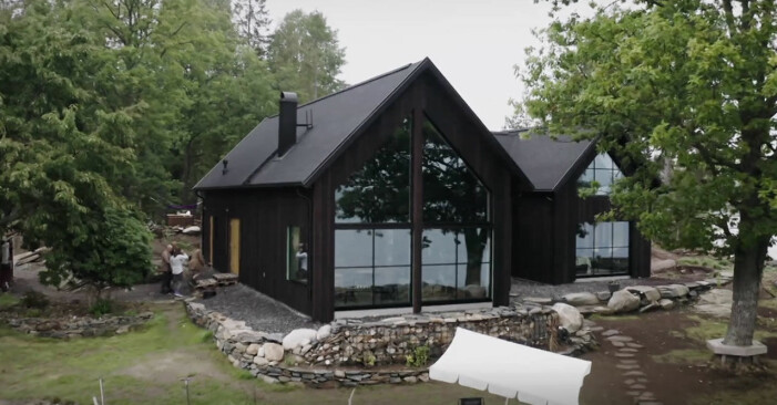 Stilren design med stora fönsterpartier. Avsnitt två säsong åtta av Husdrömmar