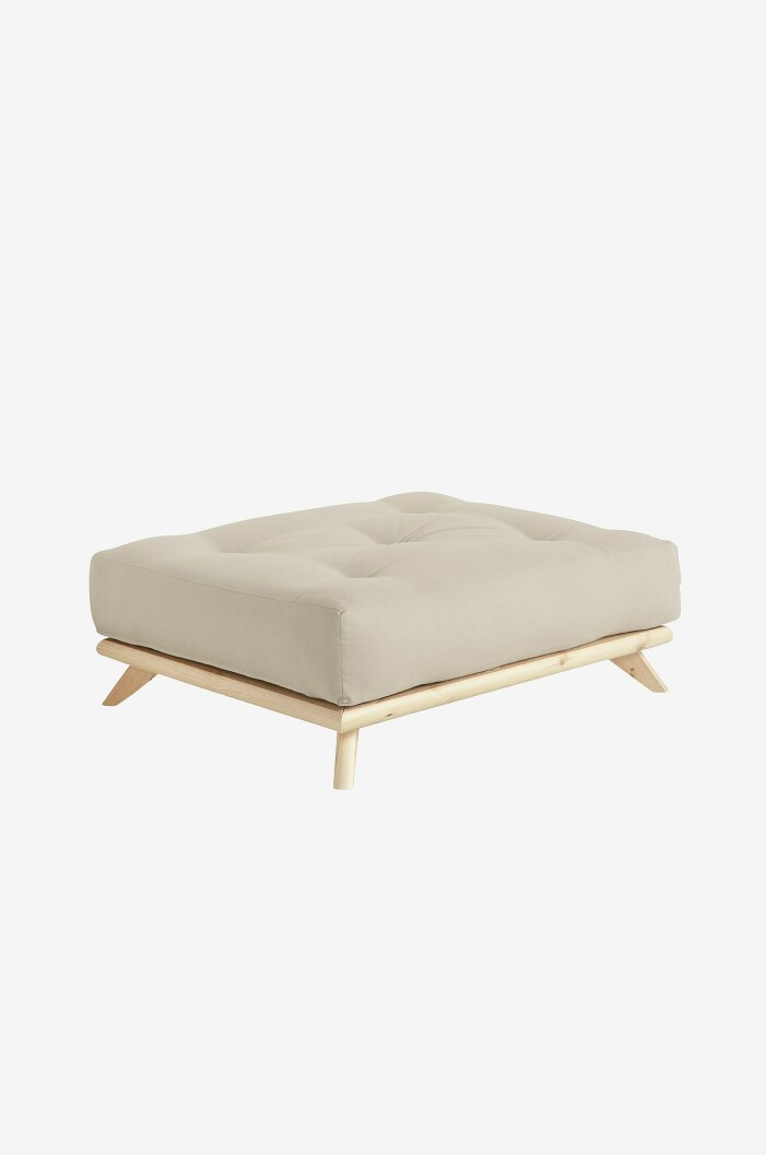 Minimalistisk och stilren sittpuff i ljust trä. Foto: Ellos home Sittpuff i ljust trä