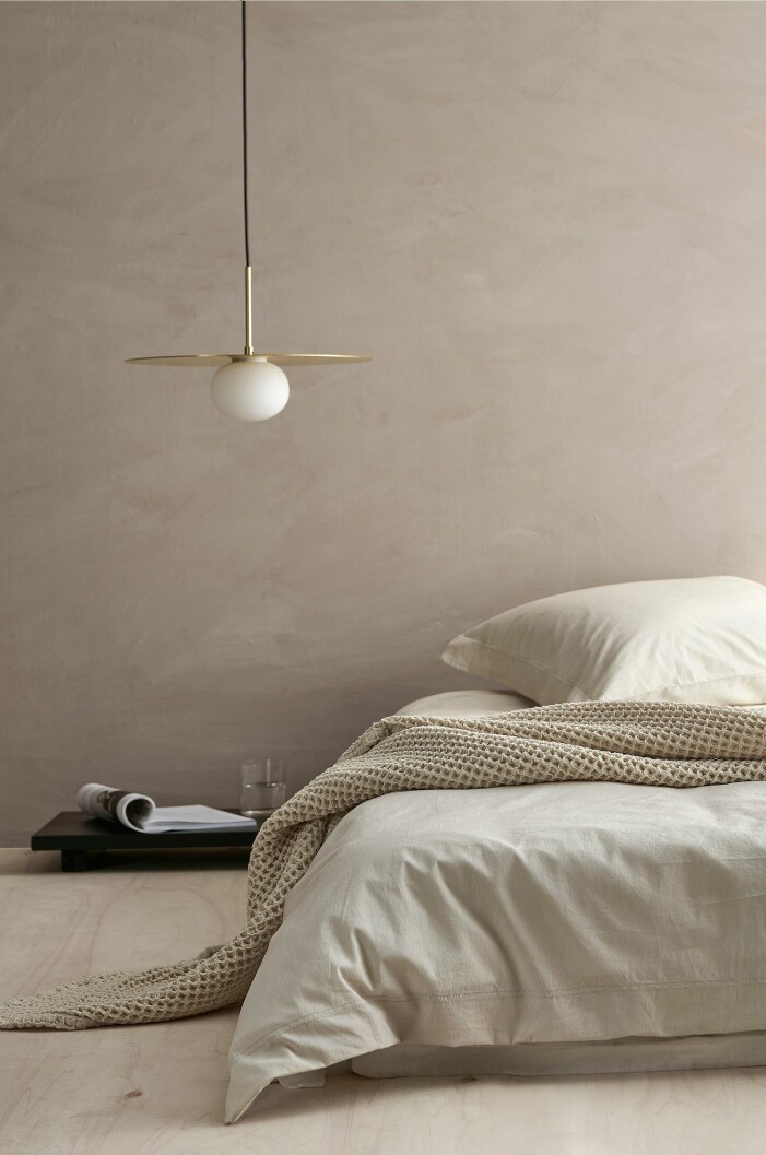 Skapa mjuka toner i sovrummet med beiga lakan. Foto: Ellos home. Beige bomullslakan från Ellos home