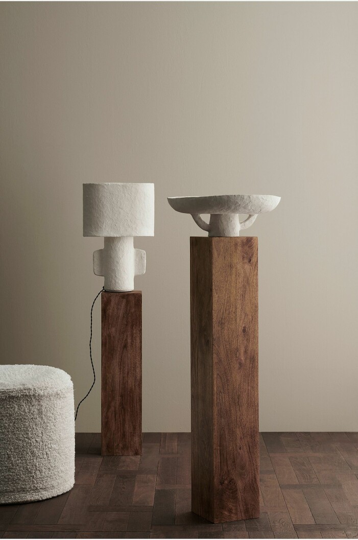 Piedestaler i olika höjd gör grunden till ett snyggt statement piece i hemmet. Foto: Ellos Home Piedestal i trä som statement piece