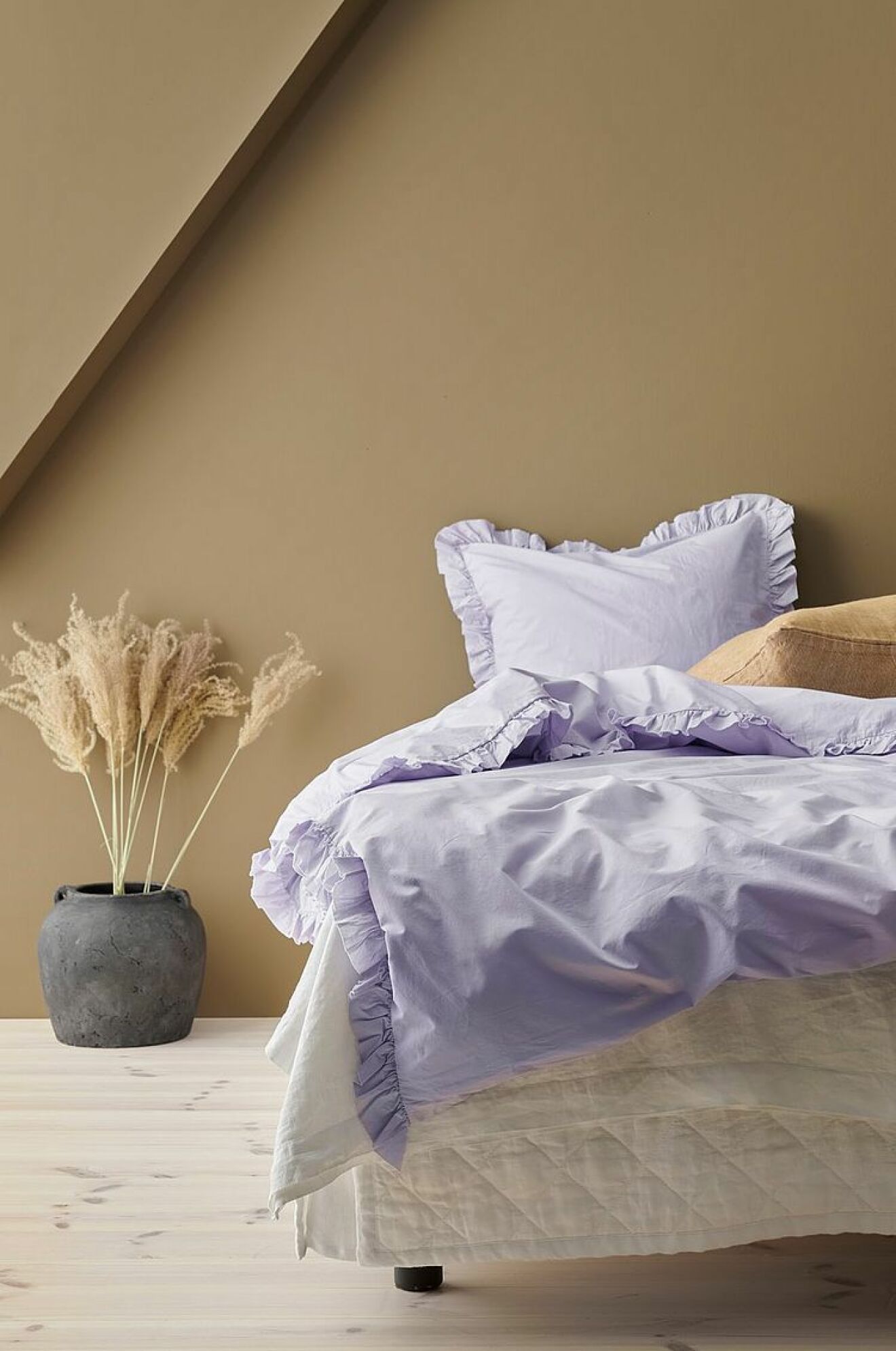 lila sängkläder med volang