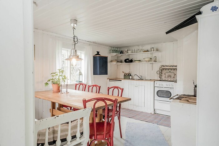 Mysigt kök med gott om platser för familj eller gäster. I torpet finns det även el och kommunalt sommarvatten. Kök i torp som Jenny Strömstedt säljer