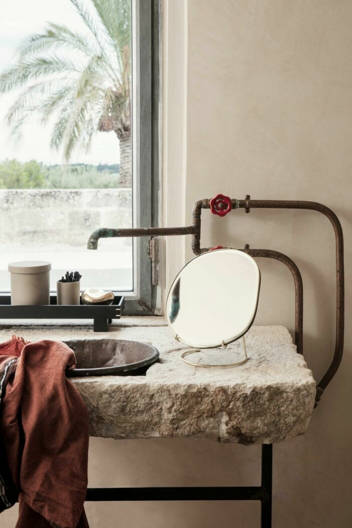 Rejäla materialval i tidlösa färger dyker upp allt mer i inredningsbilden. Foto: Ferm living. Badrumsinspiration, industriellt