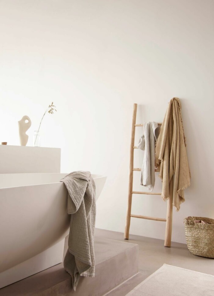 Genomgående lugn med nyckeldetaljer i naturnära materialval. Foto: Tine K Home. Badrumsinspiration, naturinslag