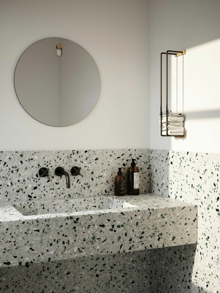 Retromaterial som terrazzo har blivit populärt i badrum igen. Foto: By Wirth badrum i terrazzo med lyxig retrokänsla