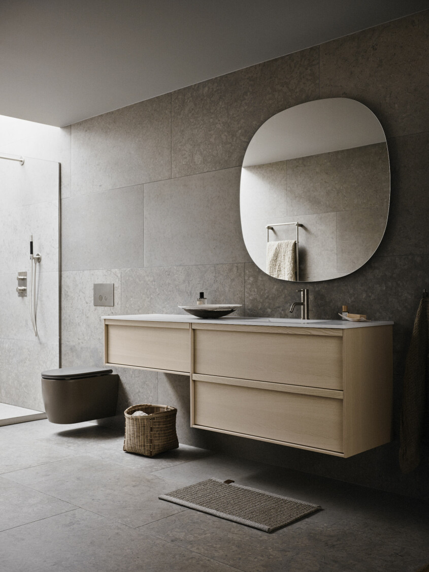 Bricmate kombinerar ljust trä med ljusgrå granitkeramik <span class=" italic" data-lab-italic_desktop="italic">J66 Runö light grey</span>. Badrumstrender 2023, badrum i trä