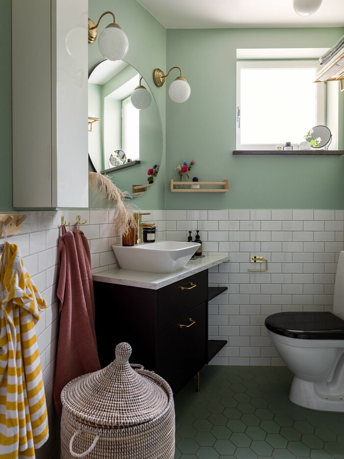Ta ut svängarna i sommar och blanda in flera olika färger i ett och samma rum. Foto: Johan Spinnell för <a target="_blank" href="https://www.instagram.com/historiskahem/">Historiska Hem</a> Stylist: Åsa Copparstad Mäklare: Hanna Tairi. Så inreder du med färg i badrummet