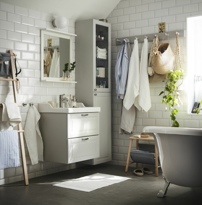 Inspireras av Ikeas rofyllda sommarbadrum där trämöbler och smådetaljer möter härliga växter. Foto: Ikea. Trendiga naturmaterial att inreda med hemma