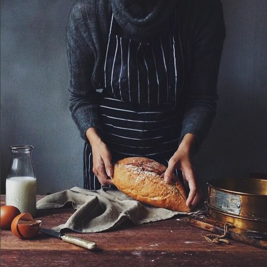 Alya runs a small cake atelier. baka brod