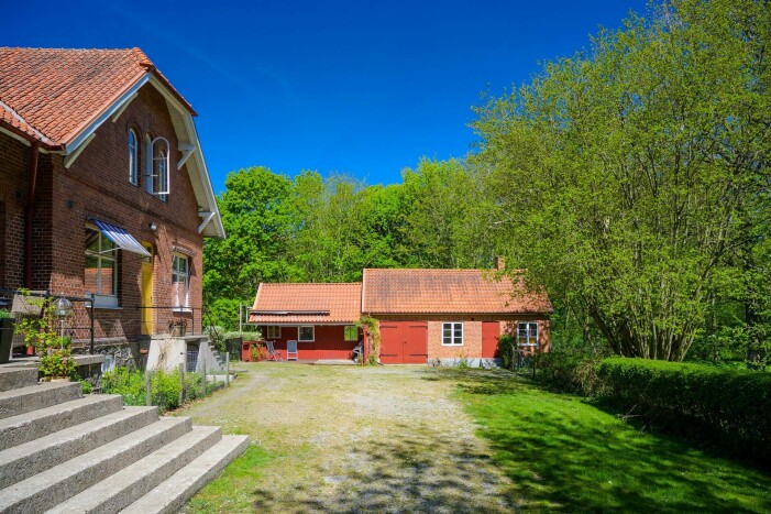 På baksidan av tomten finns ett uthus som går att använda som förråd. Uthus på baksidan av tomten