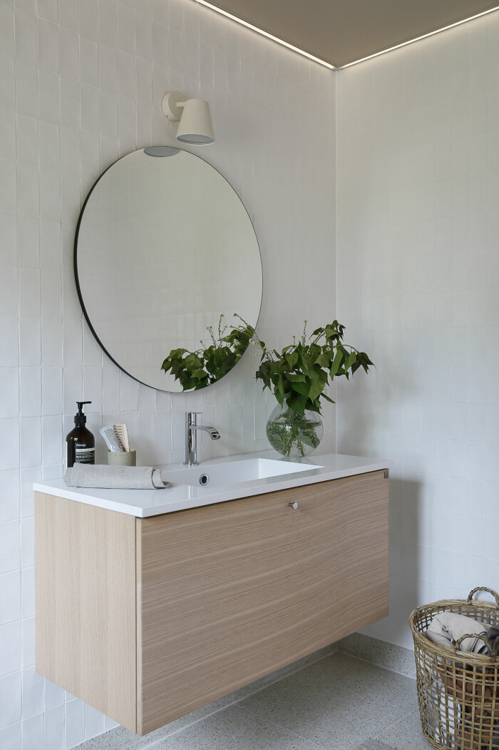 Vitpigmenterad ek hos Ballingslöv. Foto: Ballingslöv badrum med kommod i ljust trä och vita kaklade väggar från ballingslöv