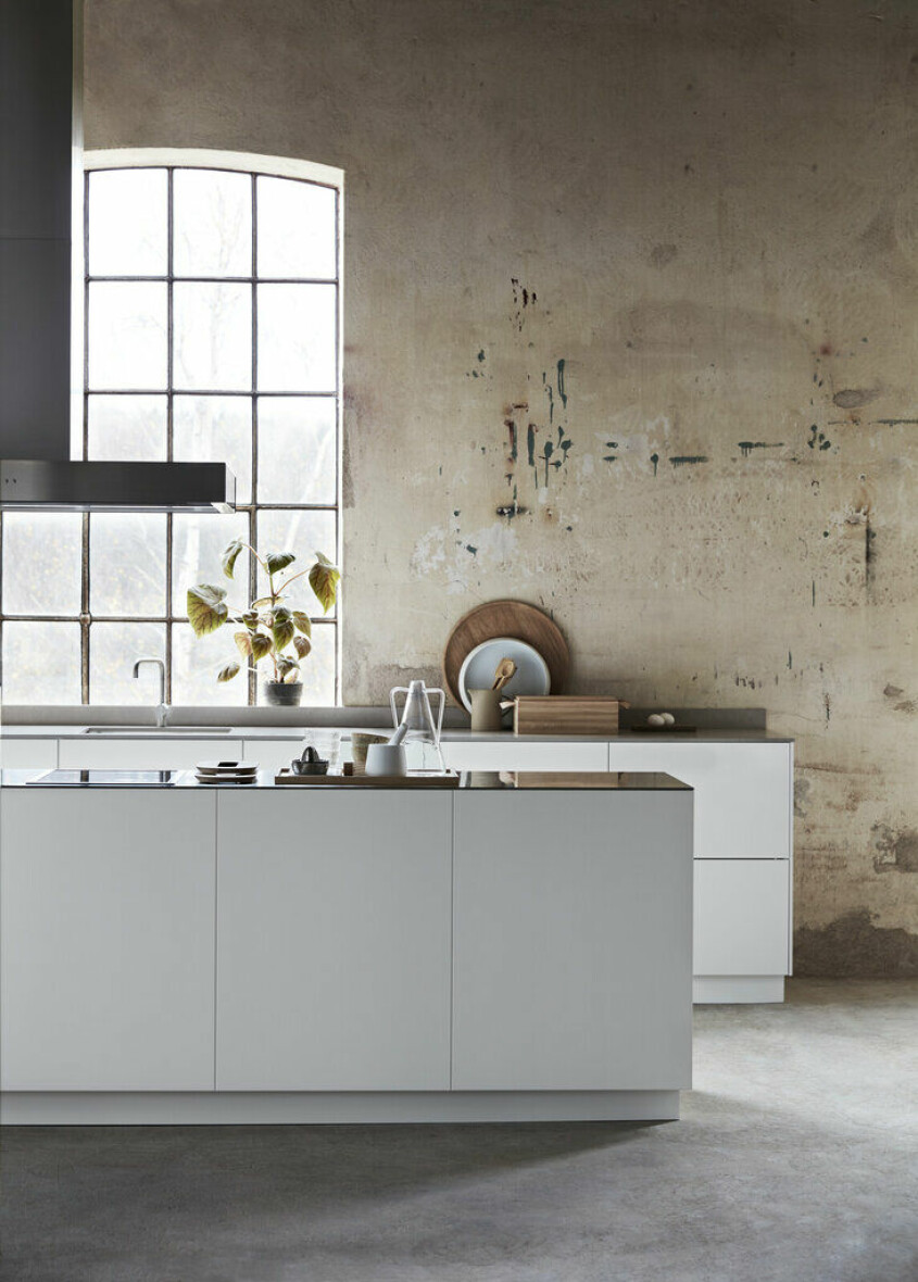 Addera en dos av futuristisk flärd genom silvergrå detaljer. Köksinspiration, vita kök, Ballingslöv