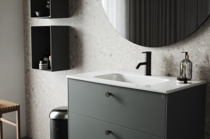 De svarta detaljerna ger en modern touch oberoende av badrumsstil. Foto: Ballingslöv badrum med svarta detaljer som blandare och knoppar