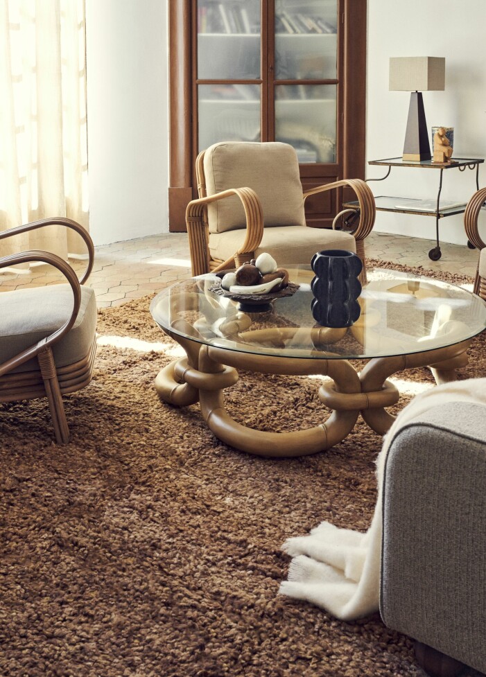 Bamboo lounge chair, 15 000:-, Bamboo bracelet sofa table, från 17 500:- och Teddy rya från 15 000:-, Dusty deco. Bamboo lounge chair, 15 000:-, Bamboo bracelet sofa table, från 17 500:- och Teddy rya från 15 000:-, Dusty deco.