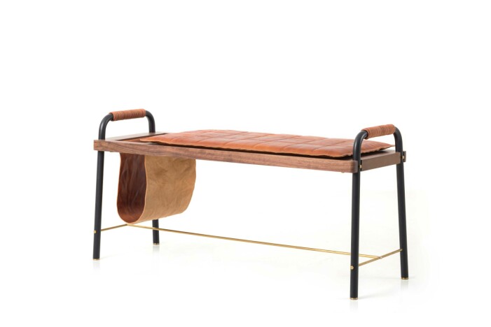 I hallen bör det alltid finnas en bänk. Bänken är designad av David Rockwell och ingår i serien Valet för Stellar works. Bänk i trä för märket Steller Works.