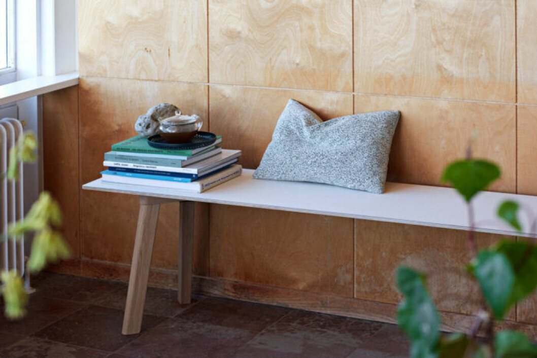 Foto: Hay Sittbänk som sittplats och bord i ett