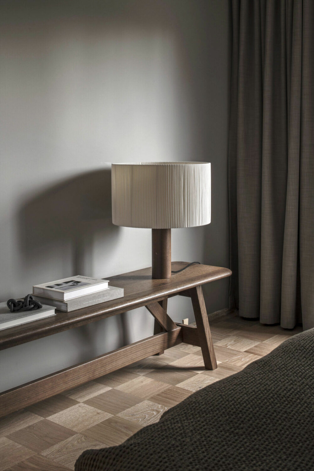 Bänk Landala, av Emma Olbers för Tre sekel, lampan Moragas från Santa & Cole/Dahl Agenturer. Gardinen har Add interior sytt upp, i textil från Astrid. Golv Noble Oak Soho Tarkett. Tapet Cole & Son.