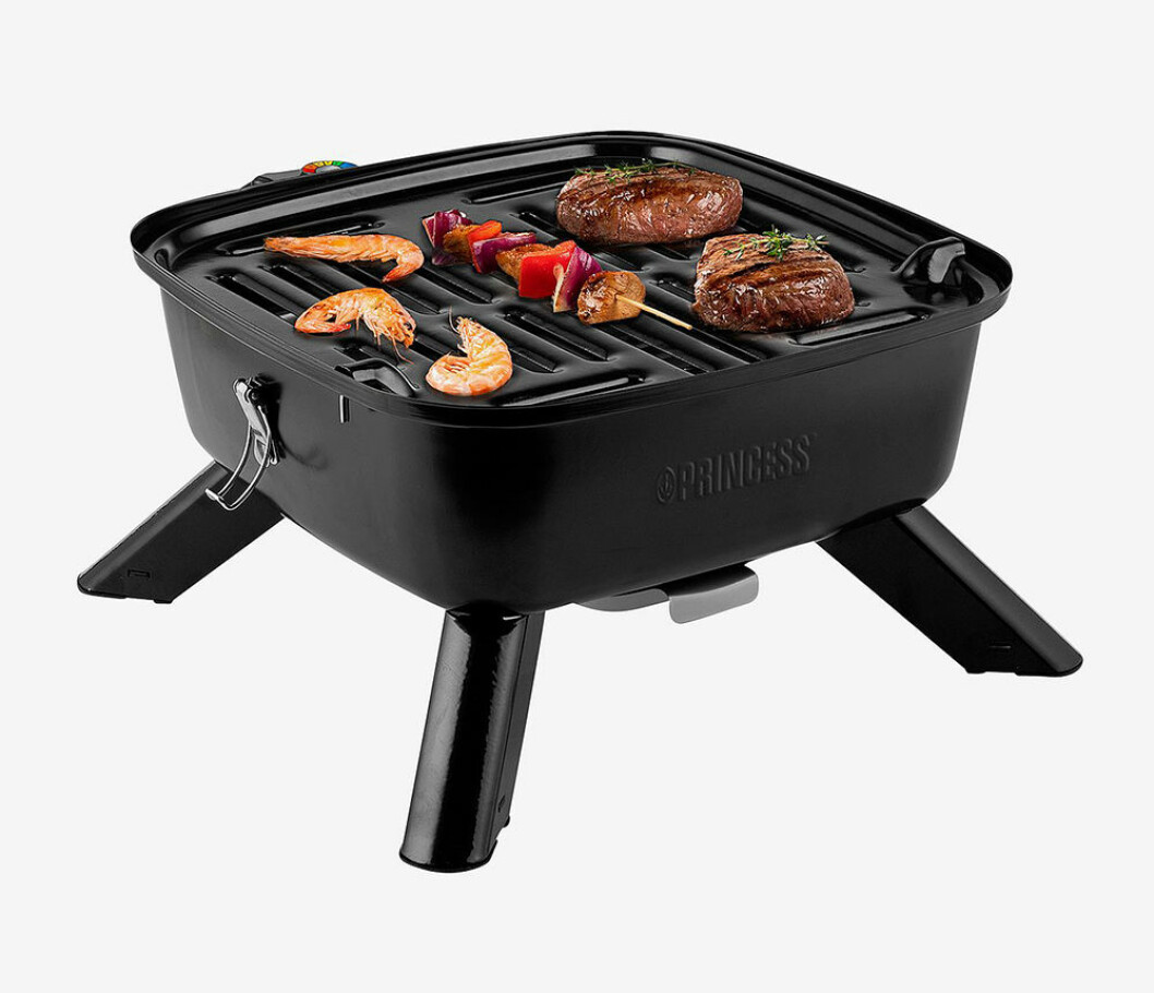 Klicka på bilden för att komma direkt till grillen.<a target="_blank" rel="nofollow" href="https://ellosse.sjv.io/c/2867640/1021212/13369?u=https%3A%2F%2Fwww.ellos.se%2Fprincess%2Fbarbar-hybridgrill-2-i-1-elekt%2F1612221%3Futm_source%3Daffiliates%26utm_source%3Dimpact%26utm_campaign%3D131513%26utm_campaign%3Daff_Aller%2520media%2520AB%26utm_medium%3DCPO%26utm_medium%3DAff_Imp%26extcmp%3D04_SE_zanox_affiliate_131513%26extcmp%3D05_SE_Aff_Imp%26awc%3D8905_1624445791_75da000986405799beaab52b59eac68b%26irclickid%3D02HXugRGsxyLW0QwUx0Mo3ENUkB1ovW%253Aew7UUE0%26irgwc%3D1&subid1=barbara-grillar&sharedid=residence"> </a> Bärbar hybridgrill
