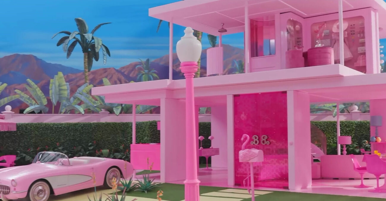 Kika in i Barbies dreamhouse utsida
