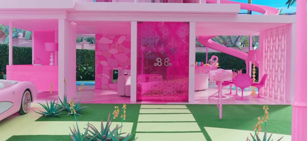 Kika in i Barbies dreamhouse trädgård