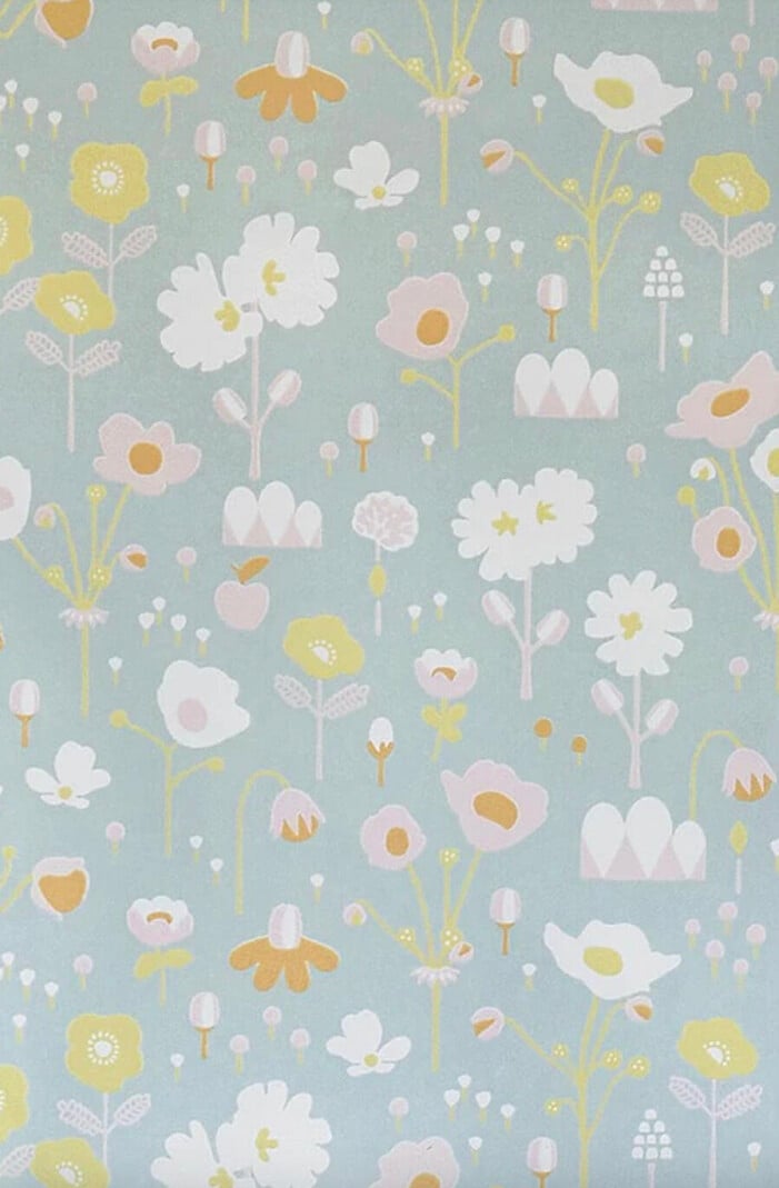 Tapeten Bloom från Majvillan har ett mjukt och lekfullt mönster i dova nyanser. <a target="_blank" href="https://www.ellos.se/majvillan/tapetprov-bloom-gra/1689225-01">Här kan du läsa mer</a>. Tapeten Bloom från Majvillan