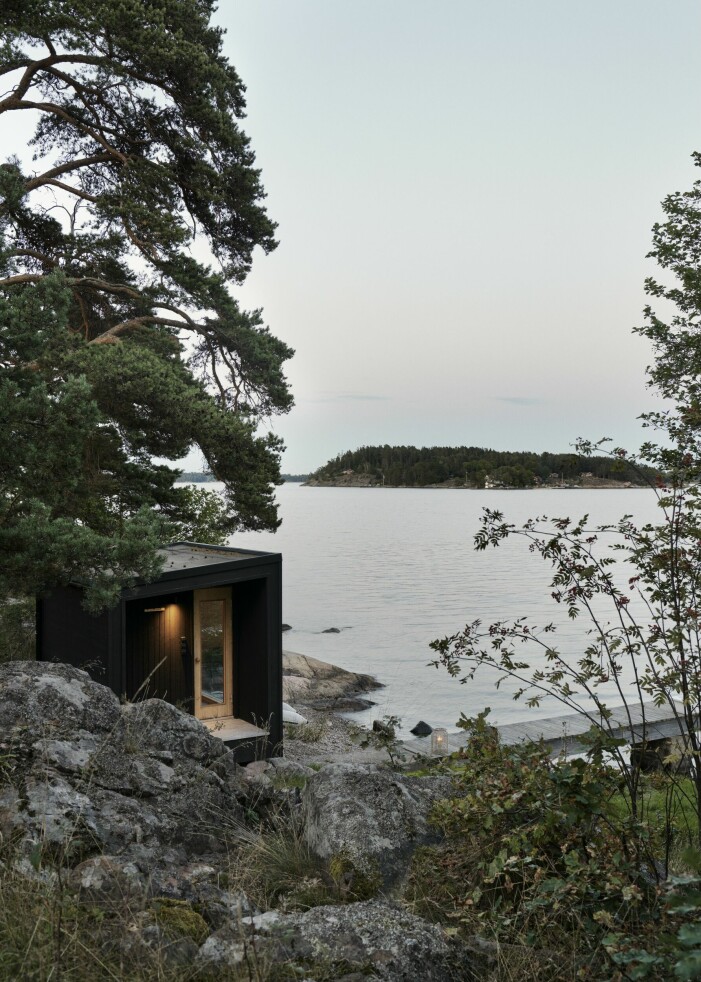 Bastun är pytteliten, står på ben och består av ett enda litet rum med ett stort fönster mot vattnet. Omklädning får ske utomhus. Bastu nere vid vattnet.