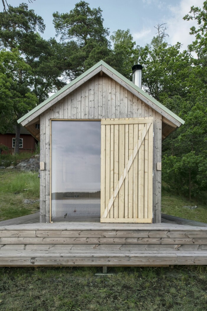 Välanvänd bastu på bryggan. Bastun har Pi Ekblom ritat och på baksidan byggde hon vedförråd och inbyggt kylskåp till Marcus i födelsedagspresent för två år sedan. Bastu i ljust trä.