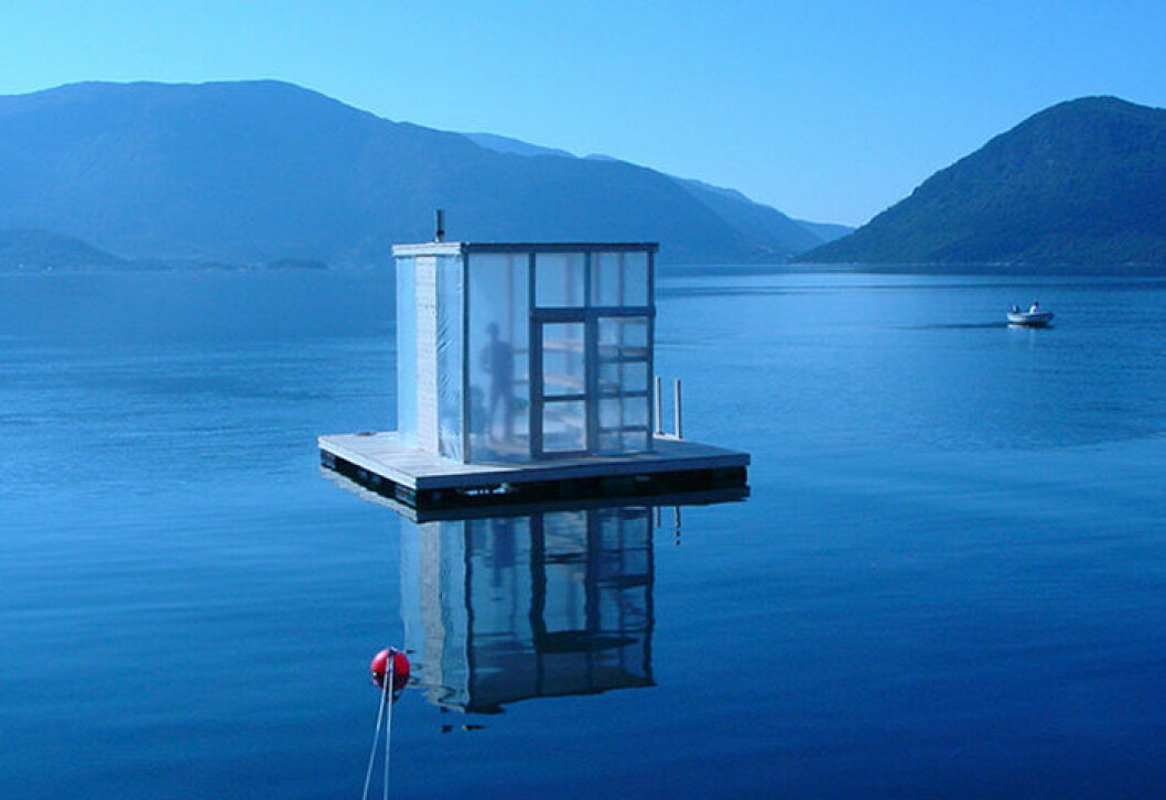 Foto via: <a href="https://www.casagrandelaboratory.com/portfolio/floating-sauna/" target="_blank" rel="noopener">casagrandelaboratory</a>