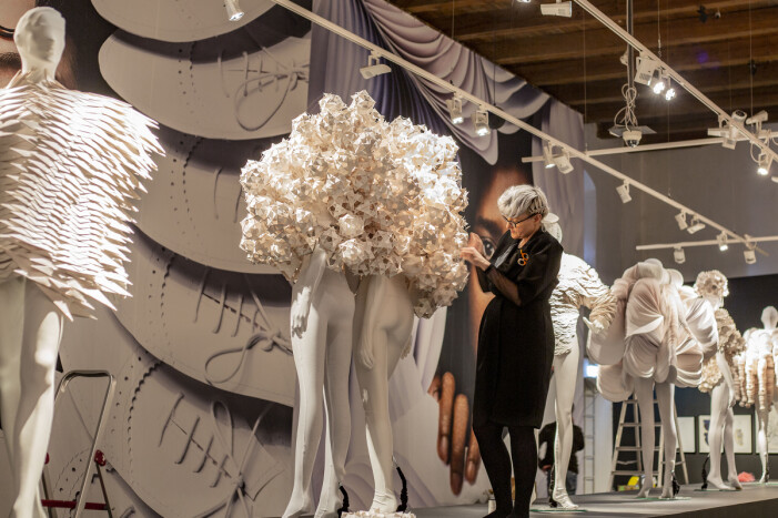 Bea Szenfelds fantastiska papperskreationer möter Stina Wirséns bildvärld i <span class=" italic" data-lab-italic_desktop="italic">Haute papier</span>. Foto: Charlotta Sandelin. Missa inte Bea Szenfelds utställning på Hallands Kulturhistoriska museum
