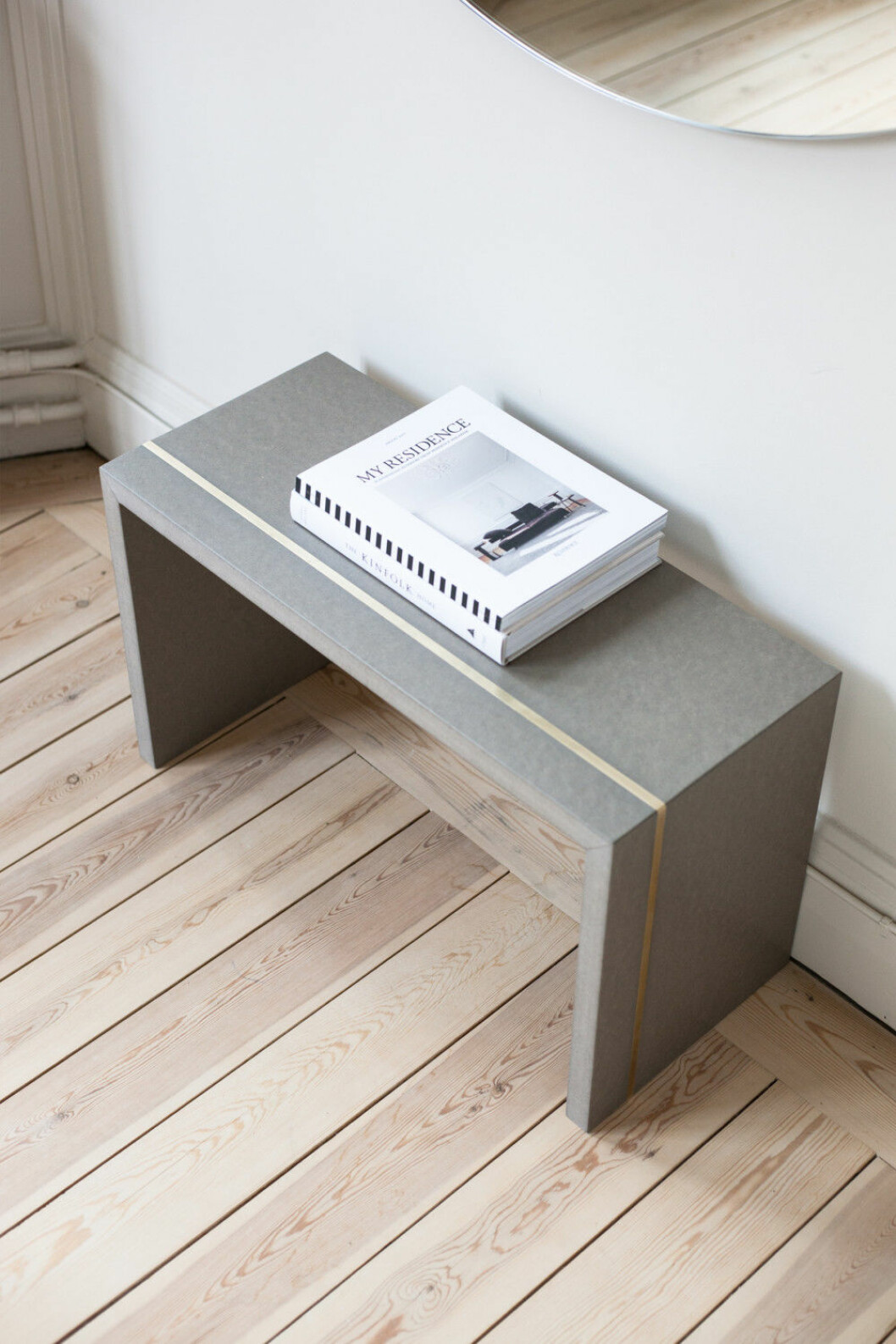 Sideboard med mässingsdetalj.