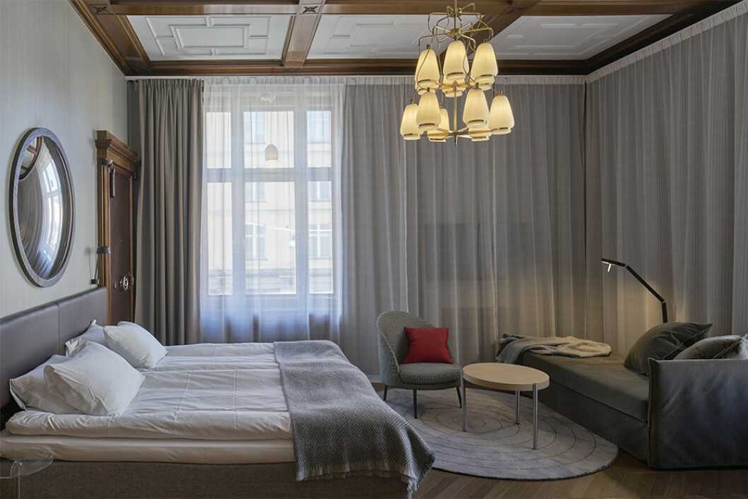 Arkitekterna har bland annat sparat tavlorna på de tidigare bankdirektörerna, tapeterna är kritstrecksrandiga och i bankdirektörsrummet har kassaskåpet bevarats. Hotellrum på Bergen Börs