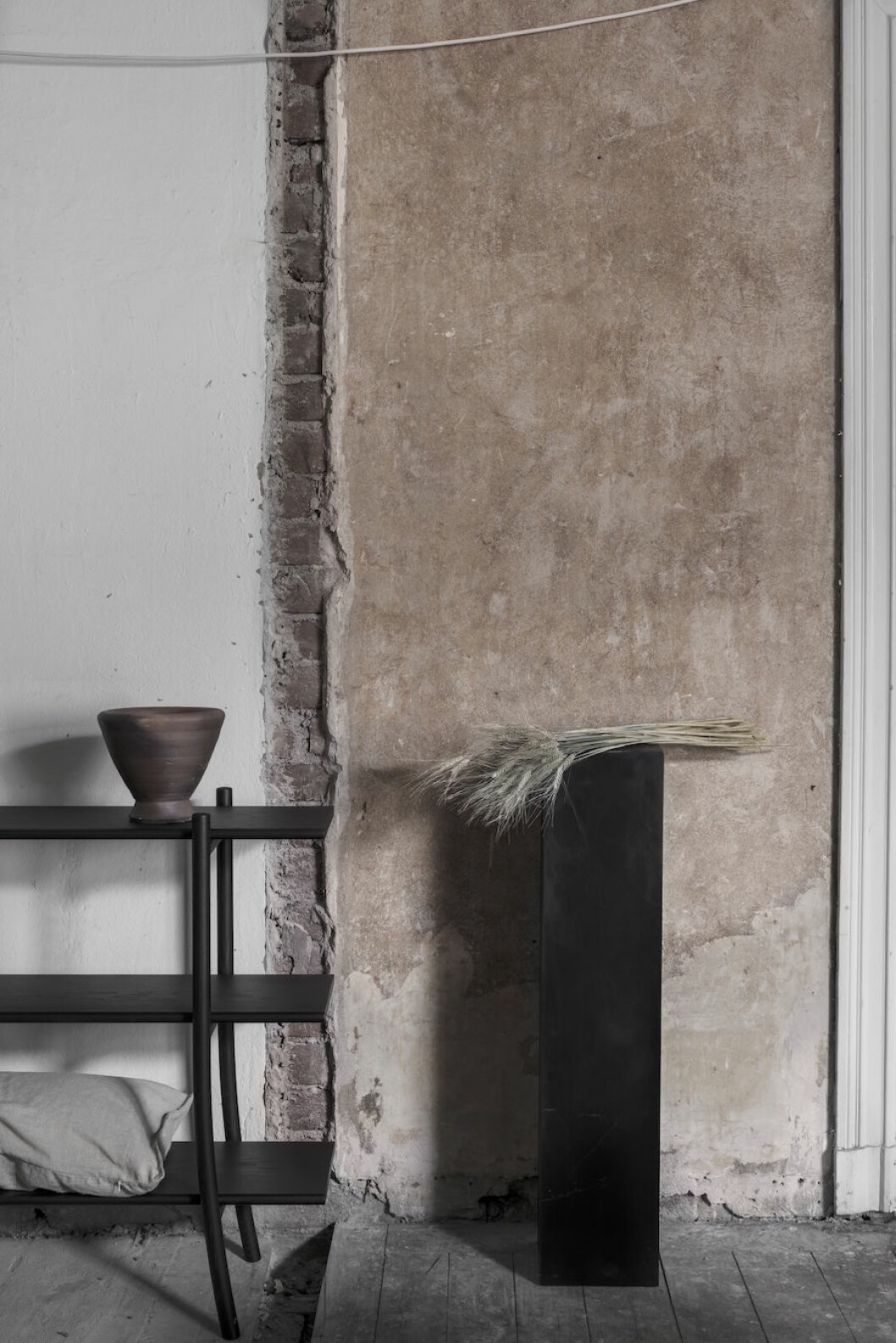 <em>Bokhylla av Gabriel Tan, Ariake, piedestal av Matti Carlson.</em> Bild på bokhylla av Gabriel Tan för Ariake, piedestal av Matti Carlson för Residences utställning A quiet reflection.