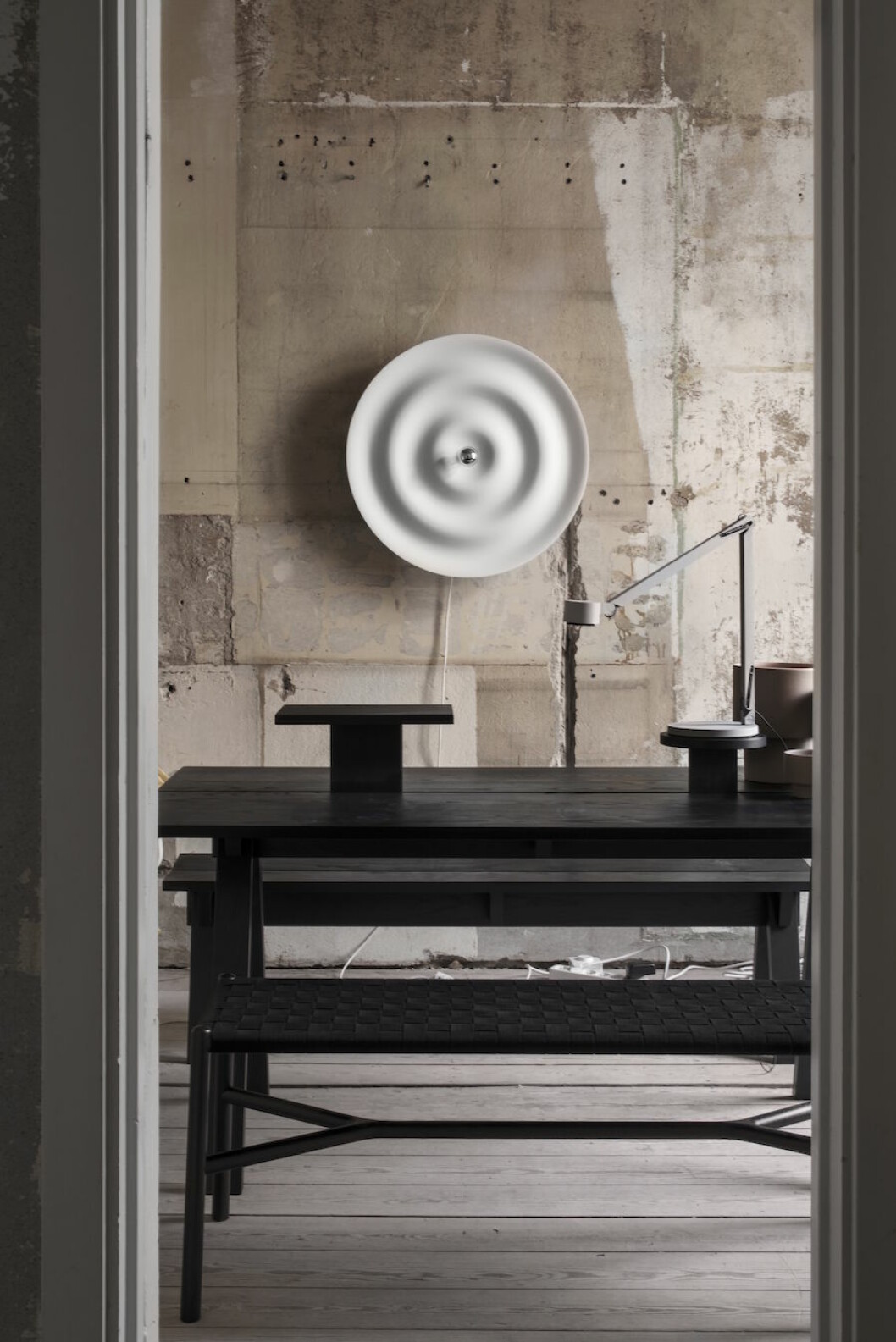 Bild på lampa från Wästberg tillsammans med möbler från Ariake på Residences uställning A quiet reflection. 