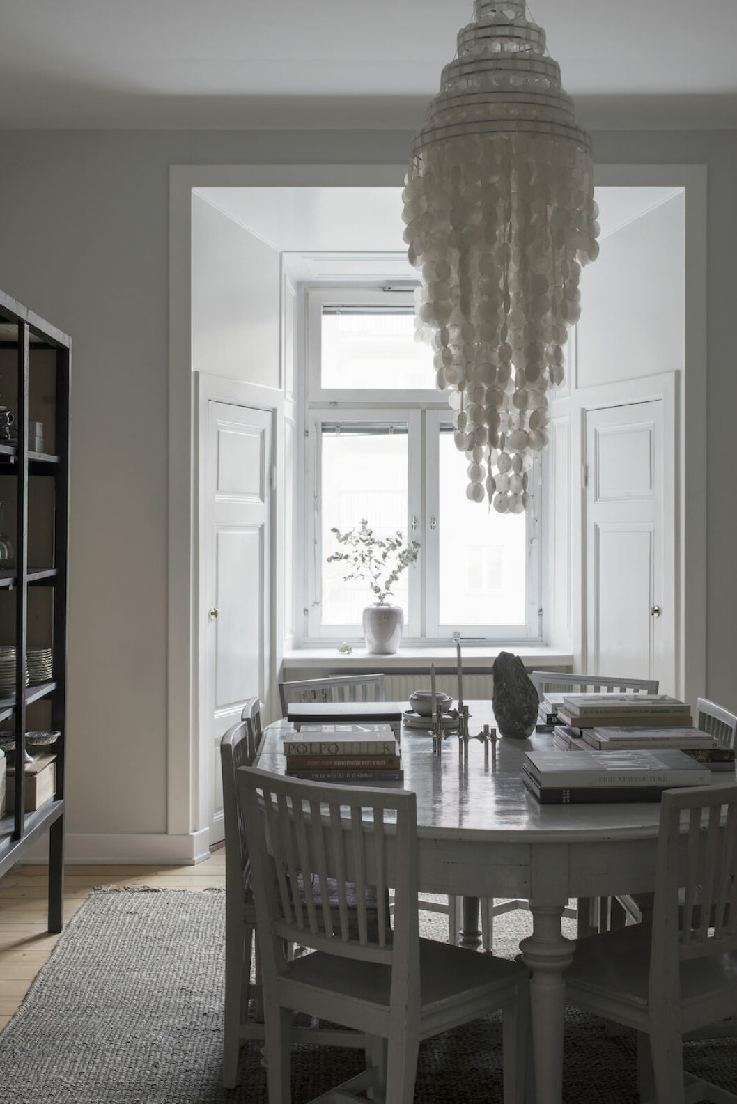 <em>Matsalsbordet är arvegods och mattan kommer från Day Home. Michelle bjuder gärna på middag. »Jag ogillar att planera, så ofta blir det ost och bubbel.«</em> Bild på matsalen hemma hos Michelle Meadows.