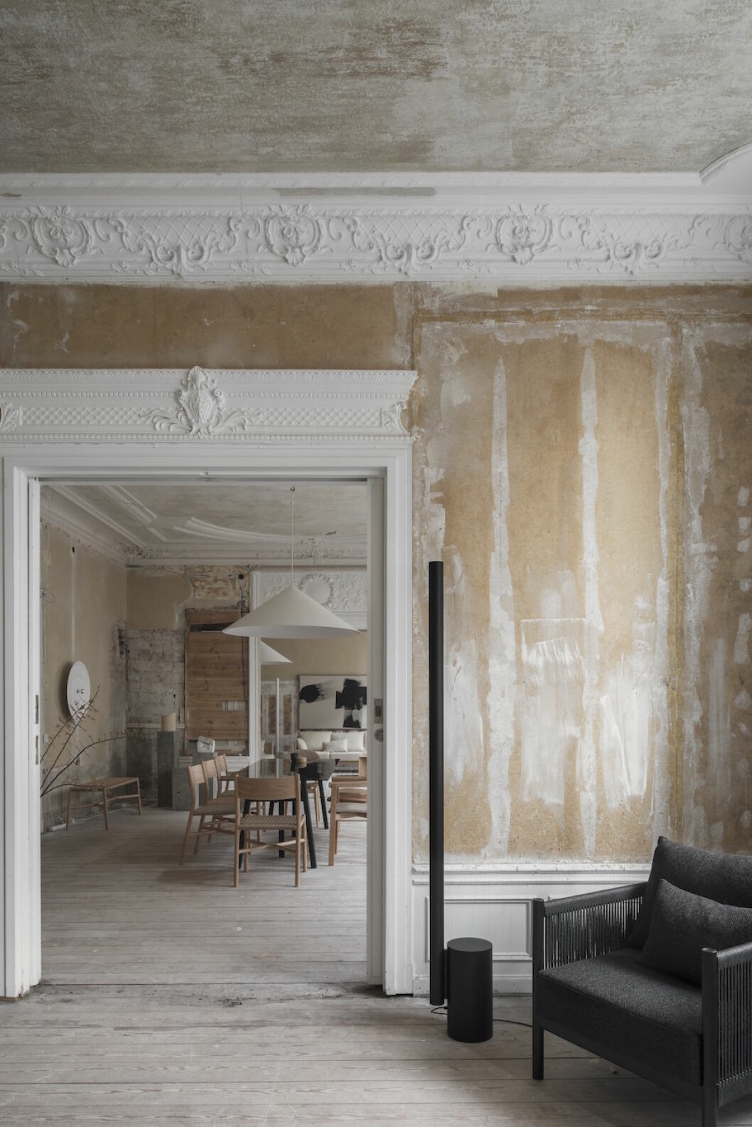 <em>Tre vackra rum i fil, med stora fönster ut mot gatan och högt i tak. I främsta rummet står fåtöljen Braid av Norm architects för Ariake tillsammans med golvlampan W164 Alto från Wästberg. I mellersta rummet vägg- och takarmatur från Wästberg. Matbord och stolar från Ariake.</em> Bild på Residences utställning tillsammans med Ariake.