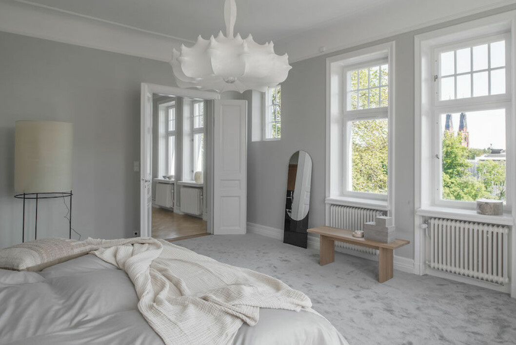 Foto: Andy Liffner. Arkitekten som hjälpt till vid renoveringen av våningen är Leif Gulliksson. Bild på sovrummet i lyxlägenhet stylad av Annalena Leino-Karlsson.