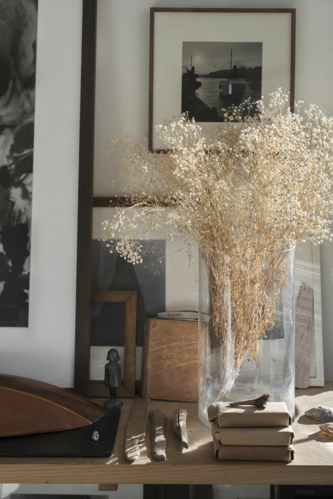 Dry things torra filosofi kläcktes en höstkväll på Ingarö, inspirationen kommer från torrnålsgravyr. Bild på torkade blommor i vas hemma hos Johan Fredlund och Jenny Kästel Tavassoli.