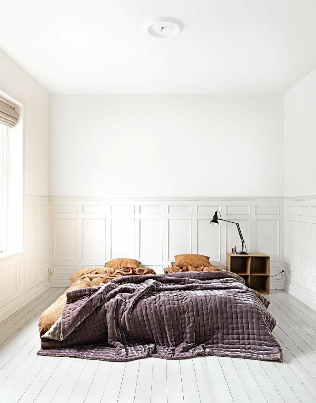 Den vackra panelen gör att man sover som en kung i det stora sovrummet. Sängkläder köpta på Duxiana, överkast Olsson & Jensen. Sänglampan är en klassisk Anglepoise. Bill Nylanders sovrum brostpanel