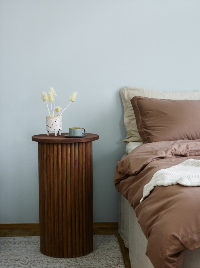 <span class=" italic" data-lab-italic_desktop="italic">Light Sky Blue</span> är Beckers trendtema som ringar in den skandinaviska trenden där svalt blått möter jordnära toner. Väggen är målad i kulören <span class=" italic" data-lab-italic_desktop="italic">Midsommarnatt 756</span> medan piedestalen är betsad i <span class=" italic" data-lab-italic_desktop="italic">Bark 5172</span>. Foto: Beckers. Inred hemma med ljusblåa toner för ett harmoniskt intryck