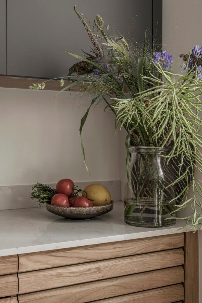 blommor och grönsaker på köksbänk