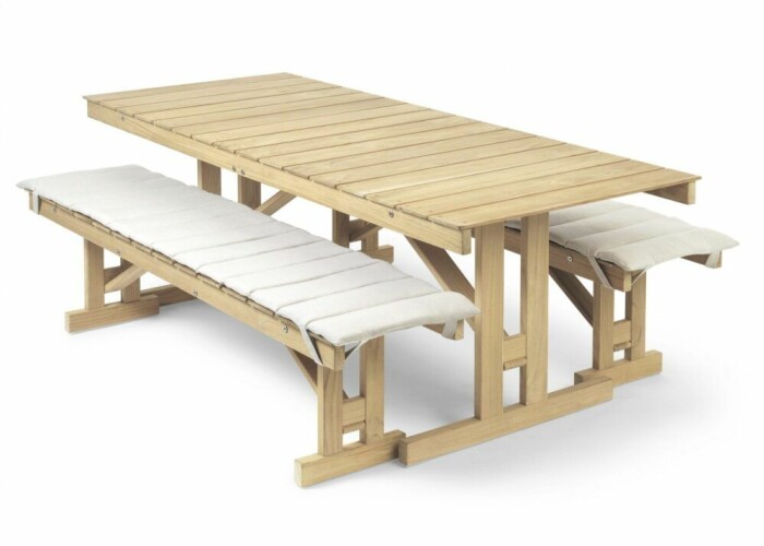 1. Drömmöblemang från Børge Mogensen för Carl Hansen som dessutom är hoppfällbar på vintern. Möblerna tillverkas av massiv, obehandlad, FSC®-certifierad teak, bord 14 116:-,bänk 7 956:-, dyna: 2246:-, carlhansen.com. finns att köpa på bland andra <a href="https://track.adtraction.com/t/t?a=1070072052&as=1213658102&t=2&tk=1&epi=vaxthus&url=https://www.svenssons.se/p/utem%c3%b6bler/tr%c3%a4dg%c3%a5rdsbord/bm1771-bord-teak-obehandlad/213583/" target="_blank" rel="noopener">Svenssons i Lammhult </a>.