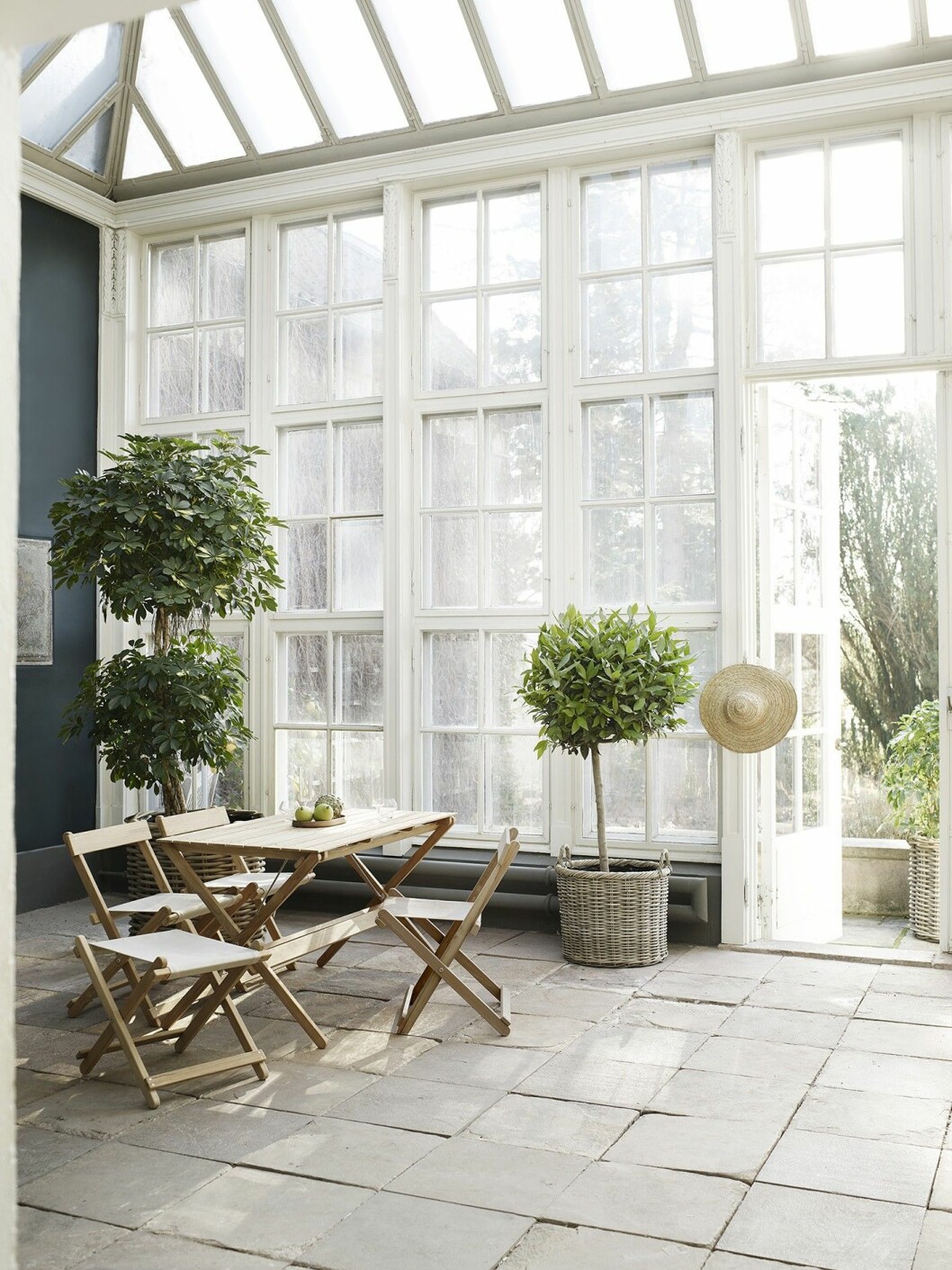 Ett annat härligt möblemang av Borge Mogensen för Carl Hansen. Också i rätt miljö! Finns att köpa på <a href="https://track.adtraction.com/t/t?a=1070072052&as=1213658102&t=2&tk=1&epi=vaxthus&url=https://www.svenssons.se/p/utem%c3%b6bler/tr%c3%a4dg%c3%a5rdsbord/bm3670-matbord-teak-obehandlad/213595/" target="_blank" rel="noopener">Svensson i Lammhult.</a>