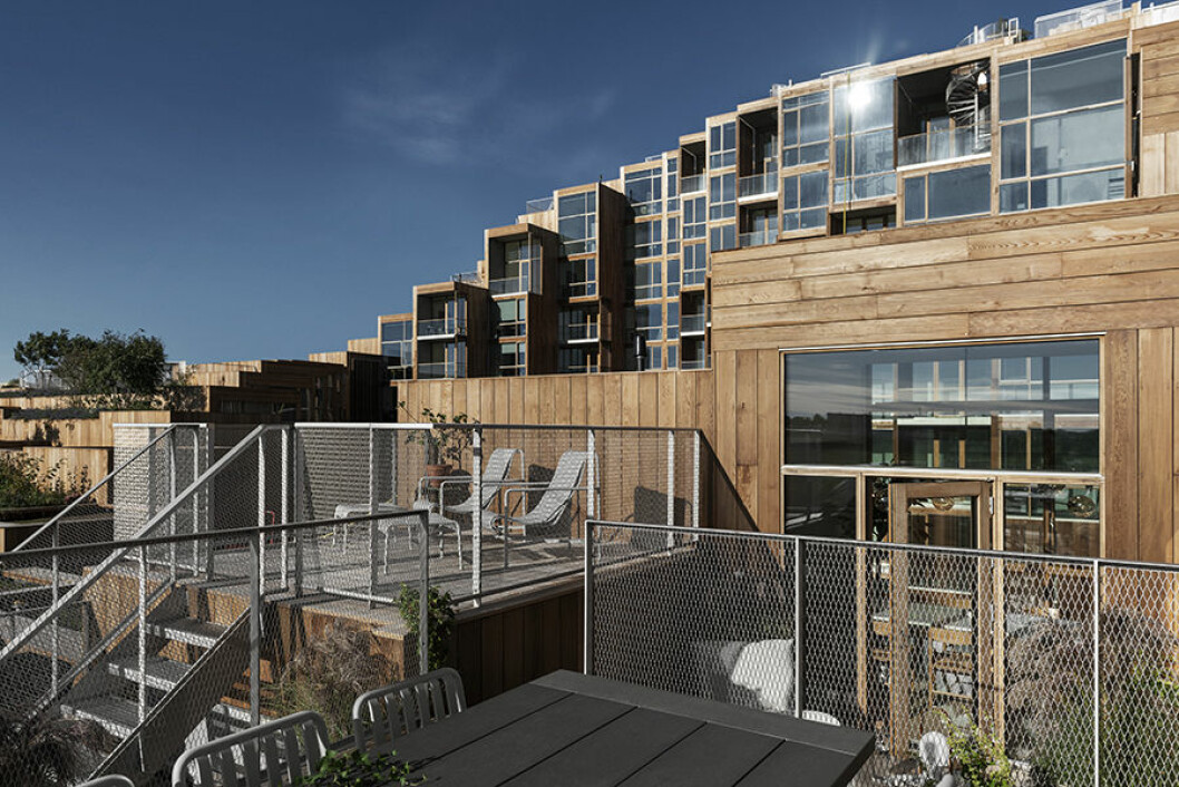 Fasaden är av cederträ. Hela huset är vridet mot solen. Möbler av bröderna Bouroullec för Hay. 79 park gärdet terrasser