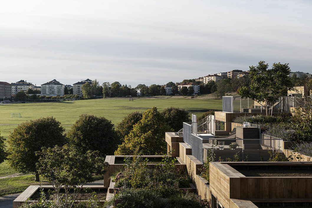 Privata terrasser blandas med gemensamma som är planterade med växtlighet som passar den naturliga på Gärdet. 79 & Park är ritat av den namnkunniga danska stjärnarkitekten Bjarke Ingels BIG på uppdrag av Oscar properties. 79 park gärdet