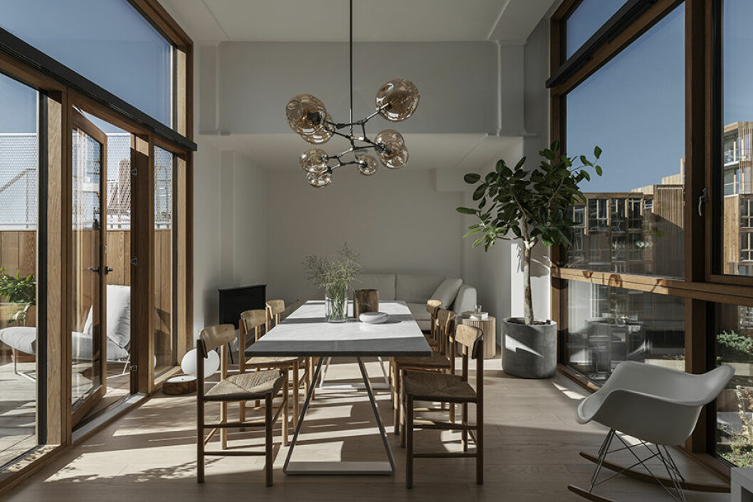 Matplatsen flödar av ljus. Åt ena hållet kan man iaktta folklivet på gården, åt det andra har man terrasserna med sin mer privata atmosfär. Taklampa Dusty Deco, stolar J-39, Børge Mogensen för Karl Andersson & söner. Bord Bermuda, Asplund, Rocking chair, Eames för Vitra. bogefors matplats