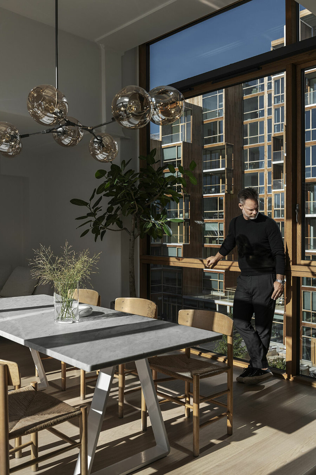 Taklampa, Dusty Deco, matbord Bermuda från<br>Asplund, Stolar J-39 Börje<br>Mogensen. Lampan monterades under tre timmar av Karl-Johan och<br>en kompis. bogefors ljus taklampa