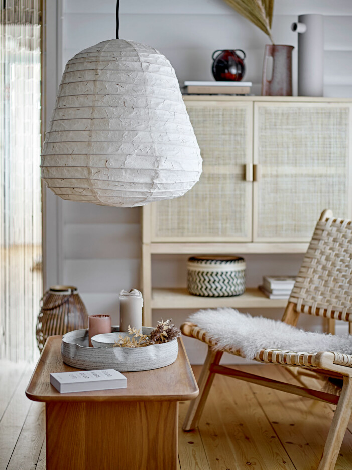 Ju mer naturmaterial, desto bättre! Komplettera med gosiga textilier för ett mjukare intryck. Foto: Bloomingville. Bohemisk inredning, så inreder du med naturmaterial